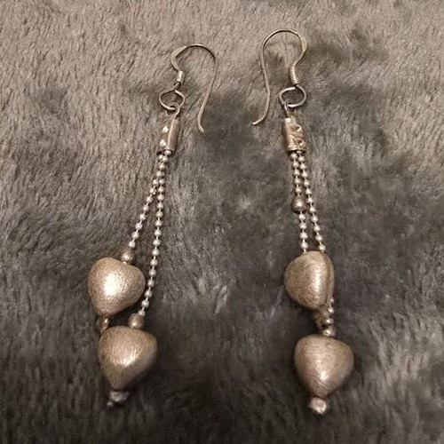 Long earrings in silver tone with hearts new