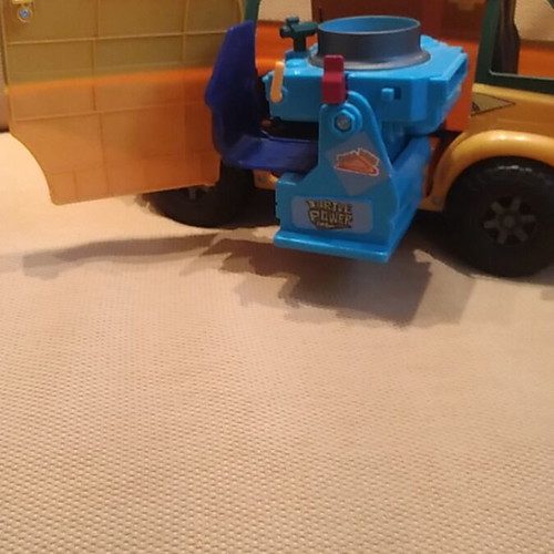 Tmnt pizza truck like new with batteries