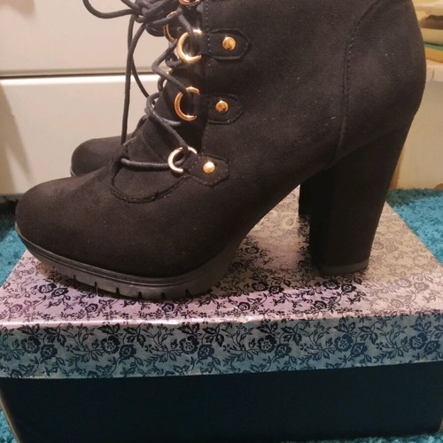 Ankle boots with heel and laces like new, black suede