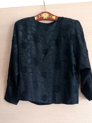 Black blouse wide with bat sleeve and embossed designs XL used