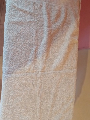 Towel set like new, 3 hand towels and 1 face towel, 100% cotton