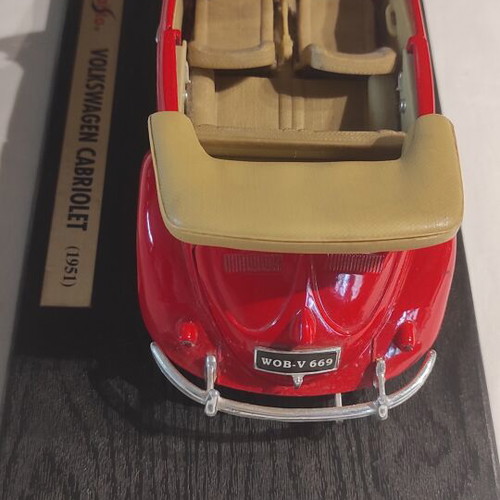 Volkswagen Cabriolet Maisto 1:18 collectible model like new, red