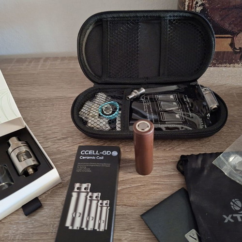 iStick Pico vaping kit used with Melo 3, Mini Tank Mega, extra battery