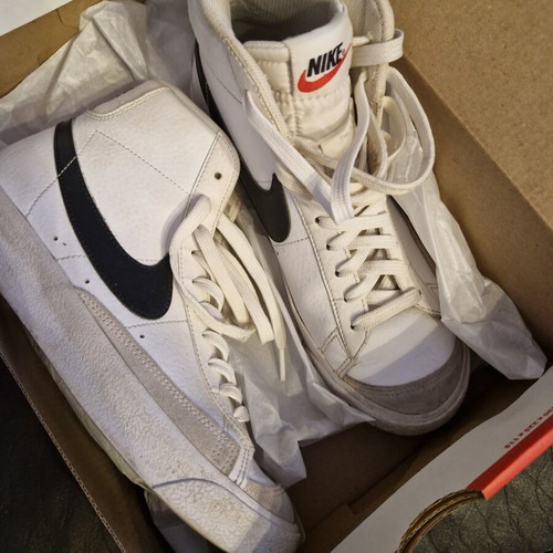 Nike athletic shoes like new, size 40, white