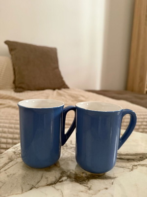 Set of 2 vintage retro style mugs like new
