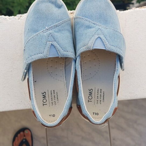 Toms shoes like new for boys size 27 with box