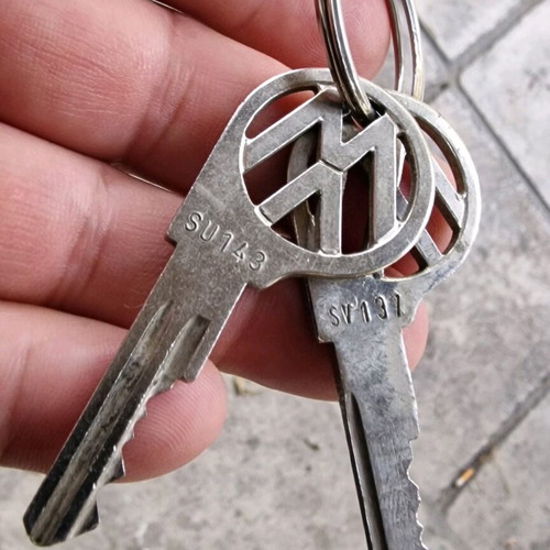 VW Volkswagen Cutout Keys 1961-66 vintage, like new, set of 2