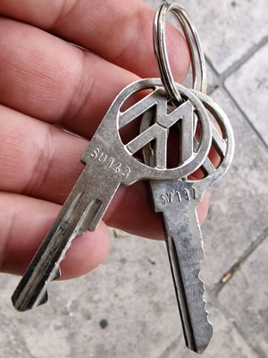 VW Volkswagen Cutout Keys 1961-66 vintage, like new, set of 2