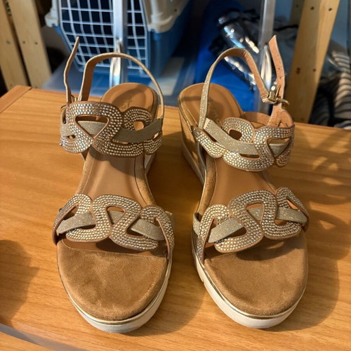 Tamaris sandals size 38 beige like new