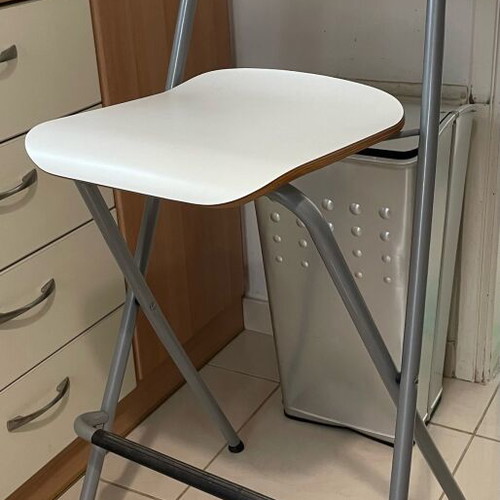 Bar stool high with back like new