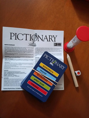 Pictionary travel size like new without drawing cards