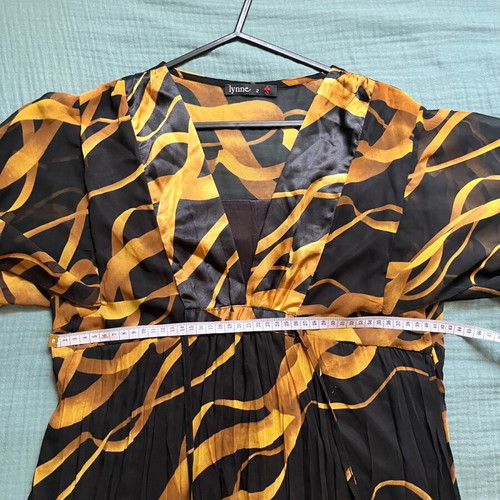 Lynne dress like new, black and gold, size M