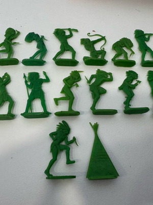 Plastic Indian figures like new, set of 14 pieces