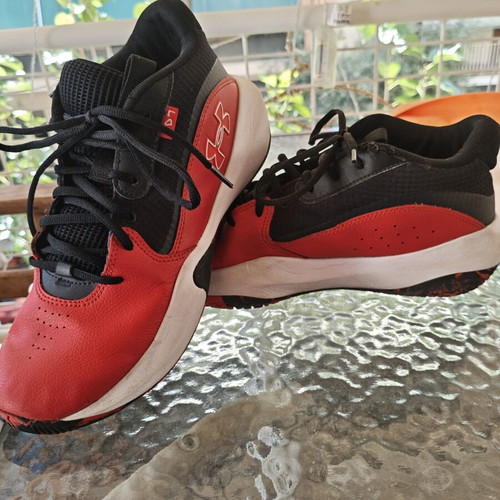 Under Armour Lockdown 7 kids basketball shoes used, red and black