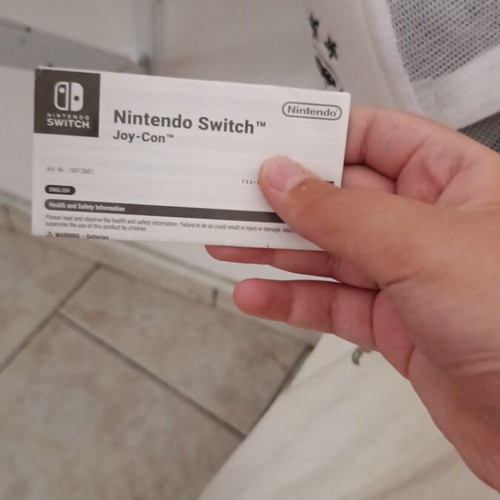 Nintendo Joycons set like new, one cosmetically damaged