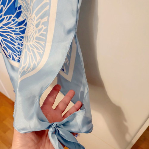 Banana Republic Silk Blouse like new, floral blue turquoise