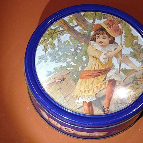 Metal biscuit tin for storage with 18cm diameter