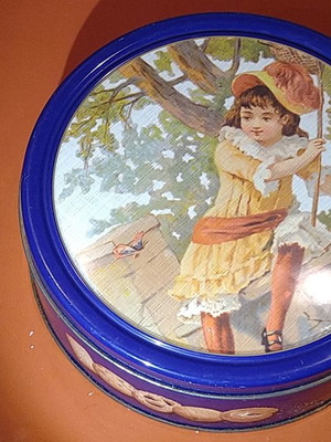 Metal biscuit tin for storage with 18cm diameter