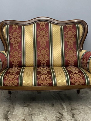 Κλασικό σετ σαλονιού μεταχειρισμένο με 2θέσιο καναπέ, 2 πολυθρόνες και τραπεζάκι