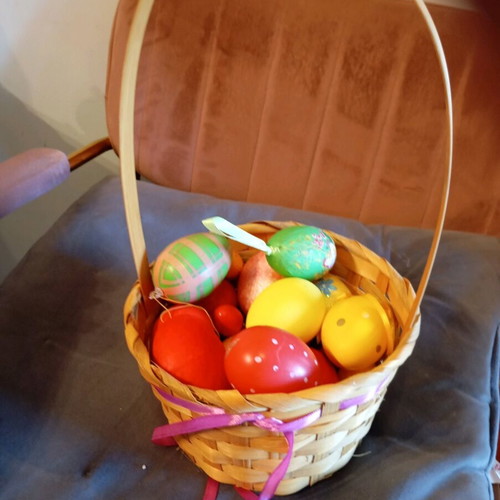 Decorative egg basket like new