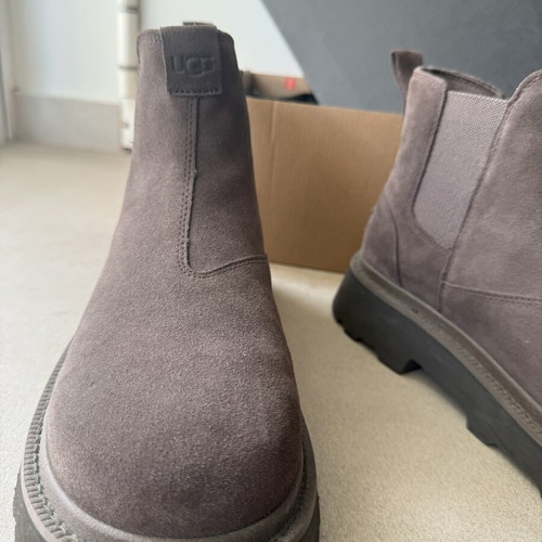 Ugg Chelsea boots like new, size 44.5, brown