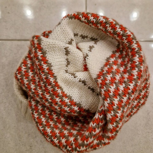 Buff knitted hat like new, white and red, size M