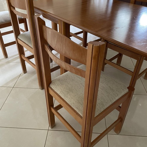 Foldable table with 6 chairs like new, brown wood