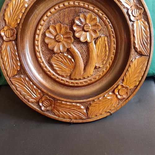 Large Handmade Wood-Carved Wall Plate, mint condition, vintage folk art