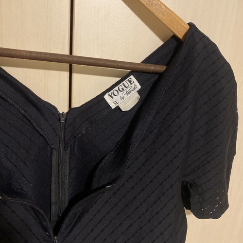 Vogue black elastic blouse with V-neck and zipper