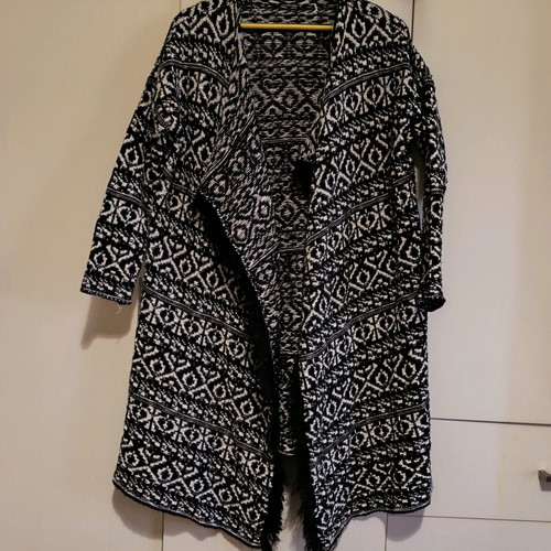 Asymmetric cardigan used with boho style, black and white
