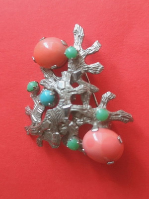 Vintage brooch used with multicolored stones and silver design