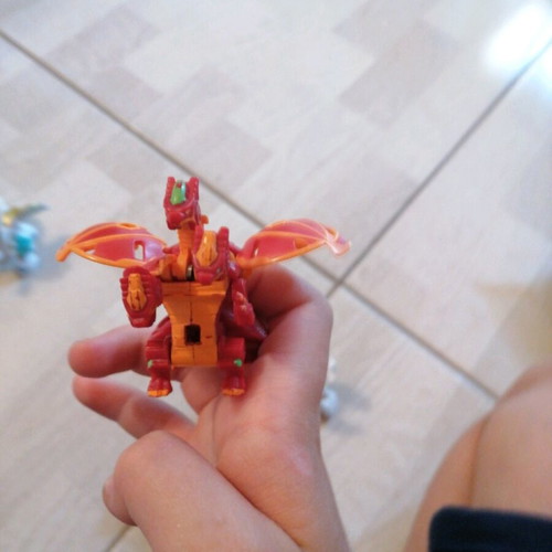 Bakugan like new, set of 5 with one broken