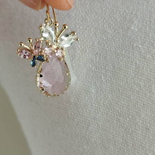 Earrings new, pink, elegant and sparkling