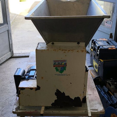 Etolia Grape Crusher Destemmer like new with 1000-liter bin