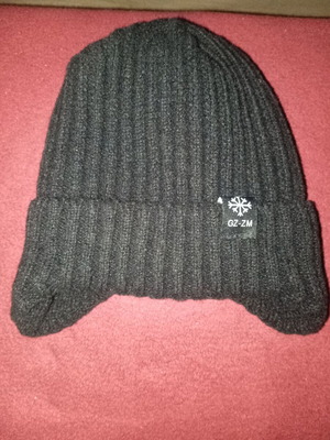 Black hat with ear coverage and fur lining new