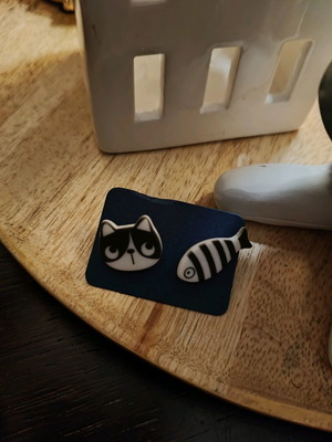 Stud earrings cat with fish new, black and white