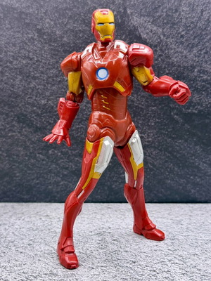 Φιγούρα Iron Man Hasbro Marvel Avengers μεταχειρισμένη, με μηχανισμό που δεν λειτουργεί καλά