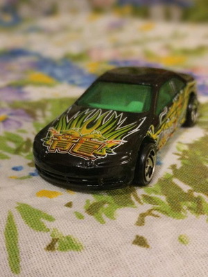 Αυτοκινητάκι Hotwheels μεταχειρισμένο με σχέδια και διάφανοπράσινα τζάμια