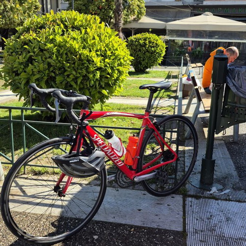 Specialized Allez Sport road bike like new, gloss red