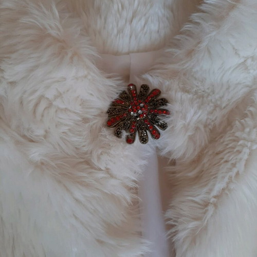 Faux fur crop with brooch like new, white, size S