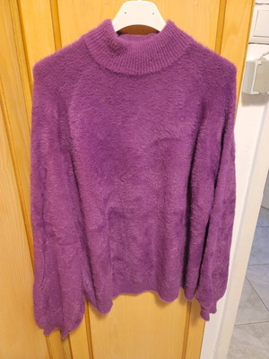 Mohair-type sweater like new, short purple turtleneck with balloon sleeve