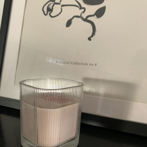 Rose scented candle, 34 hours burn time