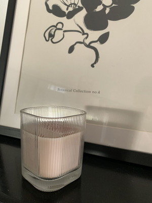 Rose scented candle, 34 hours burn time