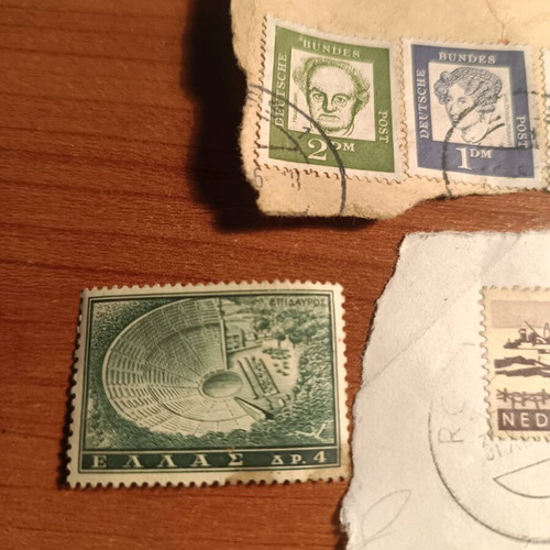 Old stamps used, pack of 8 pieces