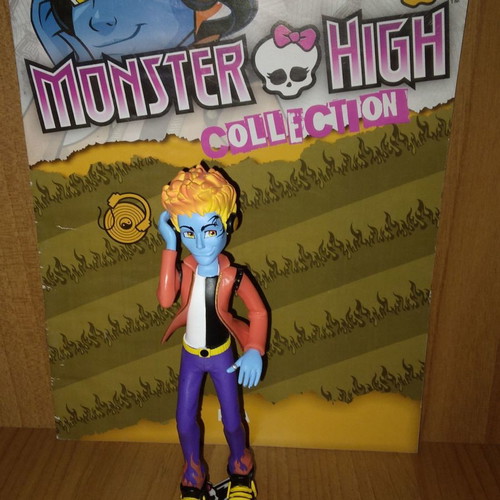 Monster High collection #18 Holt Hyde magazine with figure used
