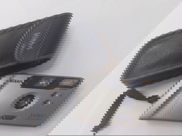 Φωτογραφική μηχανή κάμερα Nikon EF300 με τη θήκη της