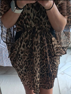 Dress like new with butterfly sleeves and elastic waist, size M
