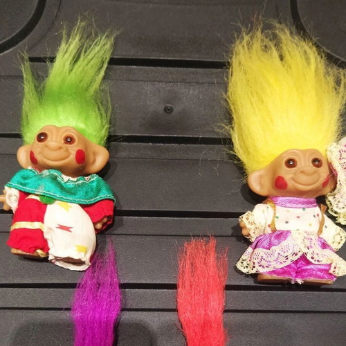 Set of 2 Vintage Wishnik Figures used, yellow and green