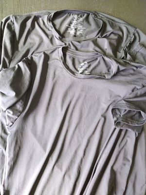 Fruit of the Loom t-shirts like new, black, elastic and shiny