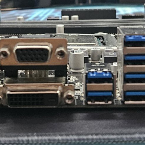 Asus D170M-C motherboard with Intel i5 6500 and backplate